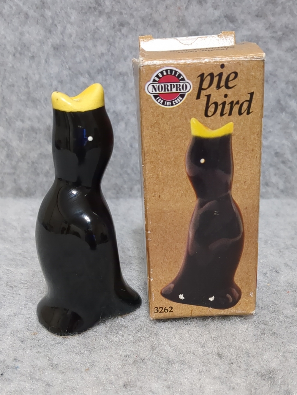 Vintage NORPRO Pie Bird Black Yellow Beak Pie Vent Classic Ceramic 4"